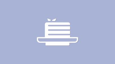 Beyaz Medovik simgesi mor arkaplanda izole edilmiş. Bal katmanlı pasta ya da Medovik 'in Rus pastası. 4K Video hareketli grafik canlandırması