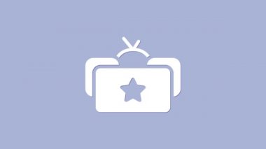 Beyaz Ushanka simgesi mor arkaplanda izole edildi. Rus kürklü kış şapkası, yıldızlı ushanka. Sovyetler Birliği KGB ve NKVD üniforması. 4K Video hareketli grafik canlandırması