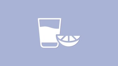 Mor arka planda izole edilmiş limon ikonlu beyaz tekila bardağı. Meksika alkolü. 4K Video hareketli grafik canlandırması