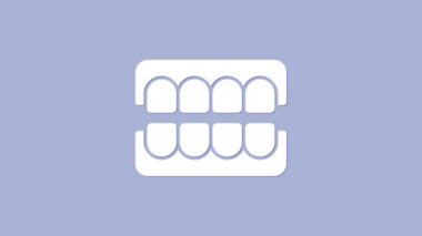 Mor arkaplanda beyaz sahte çene simgesi izole edildi. Diş çene ya da takma dişler, kesici dişli takma dişler. 4K Video hareketli grafik canlandırması