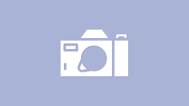 Иконка белой фотокамеры выделена на фиолетовом фоне. Значок фотокамеры. Видеографическая анимация 4K — стоковое видео