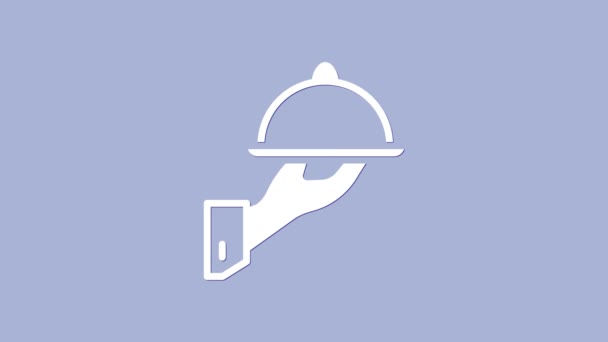 Blanco Cubierto con una bandeja de alimentos icono aislado sobre fondo púrpura. Bandeja y letrero de tapa. Restaurante cloche con tapa. Animación gráfica de vídeo 4K — Vídeo de stock