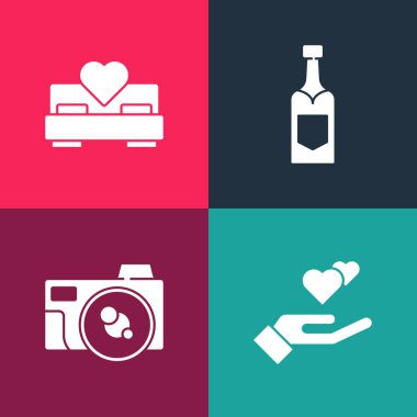 Popüler sanat kalbini, fotoğraf makinesini, şampanya şişesini ve yatak odası ikonunu ayarlayın. Vektör.
