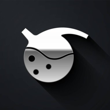 Siyah arka planda gümüş test tüpü ve kimyasal test ikonu izole edildi. Laboratuvar cam levhası. Uzun gölge tarzı. Vektör.