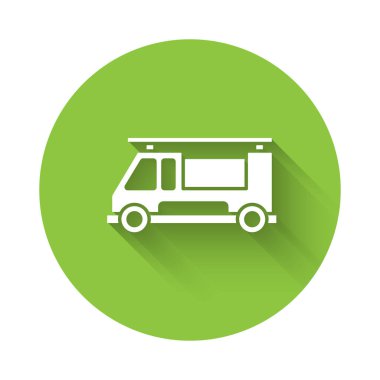 Beyaz itfaiye aracı ikonu uzun gölgeli. İtfaiye. İtfaiyeciler acil durum aracı. Yeşil daire düğmesi. Vektör.