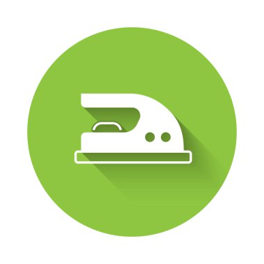 Uzun gölgeli beyaz elektrikli demir ikonu. Buhar ütüsü. Yeşil daire düğmesi. Vektör.