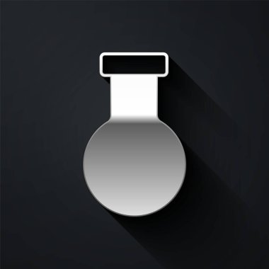 Siyah arka planda gümüş test tüpü ve kimyasal test ikonu izole edildi. Laboratuvar cam levhası. Uzun gölge tarzı. Vektör.