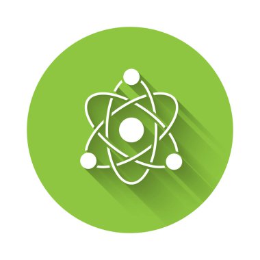 Beyaz Atom simgesi uzun gölgelerle izole edildi. Bilimin, eğitimin, nükleer fiziğin, bilimsel araştırmaların sembolü. Yeşil daire düğmesi. Vektör.