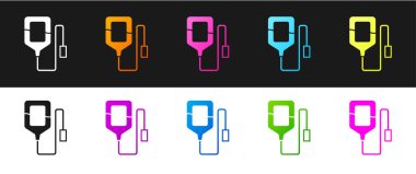 Serum torbası simgesini siyah beyaz arkaplanda izole et. Kan torbası. Kan bağışı konsepti. Tedavi ve terapi kavramı, kemoterapi. Vektör.