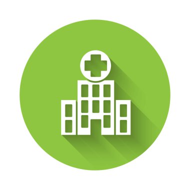 Çapraz ikonu uzun gölgeli beyaz tıp hastanesi binası. Tıp merkezi. Sağlık hizmetleri. Yeşil daire düğmesi. Vektör.