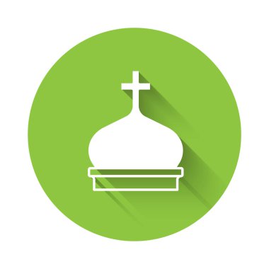 Beyaz Hıristiyan kilise kulesi ikonu uzun gölgelerle izole edilmiş. Kilisenin dini. Yeşil daire düğmesi. Vektör.