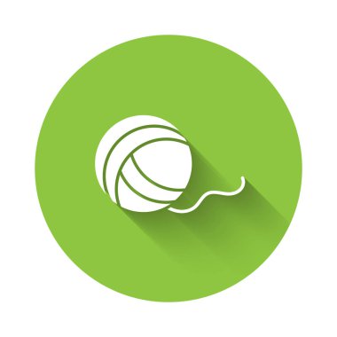 Uzun gölgeli beyaz iplik topu simgesi. El yapımı, örgü ya da terzi için etiket. Yeşil daire düğmesi. Vektör.