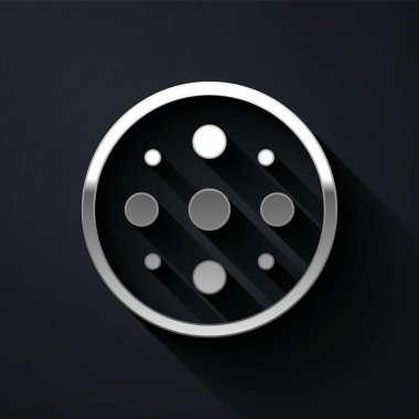 Siyah arka planda izole edilmiş kıyafet ikonu için gümüş dikiş düğmesi. Giysi düğmesi. Uzun gölge tarzı. Vektör.