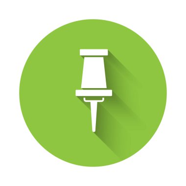 Beyaz itme iğne simgesi uzun gölgeli. Raptiye işareti. Yeşil daire düğmesi. Vektör.