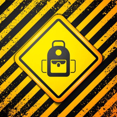 Siyah okul sırt çantası ikonu sarı arkaplanda izole edildi. Uyarı işareti. Vektör.