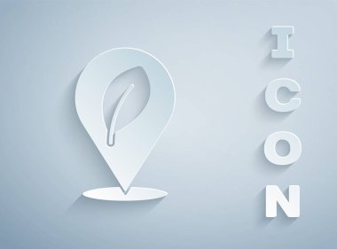 Gri arkaplanda yaprak simgesi olan kağıt kesimi konumu. Çevre enerjisi kavramı. Alternatif enerji kavramı. Kağıt sanatı tarzı. Vektör.