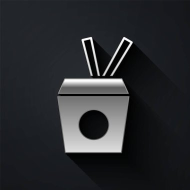 Karton kutuda gümüş Asya erişteleri ve siyah arka planda izole edilmiş yemek çubukları ikonu. Sokak yemeği. Kore, Japon, Çin yemekleri. Uzun gölge tarzı. Vektör.