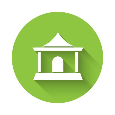 Geleneksel beyaz Çin ev ikonu uzun gölgeli. Yeşil daire düğmesi. Vektör.