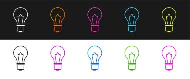 Siyah ve beyaz arkaplanda izole edilmiş fikir simgesi kavramına sahip bir ampul ayarla. Enerji ve fikir sembolü. İlham konsepti. Vektör.