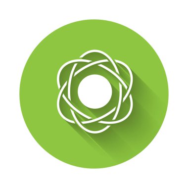 Beyaz Atom simgesi uzun gölgelerle izole edildi. Bilimin, eğitimin, nükleer fiziğin, bilimsel araştırmaların sembolü. Yeşil daire düğmesi. Vektör.