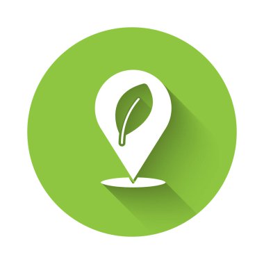 Yaprak simgesine sahip beyaz konum uzun gölgeli izole edilmiş. Çevre enerjisi kavramı. Alternatif enerji kavramı. Yeşil daire düğmesi. Vektör.