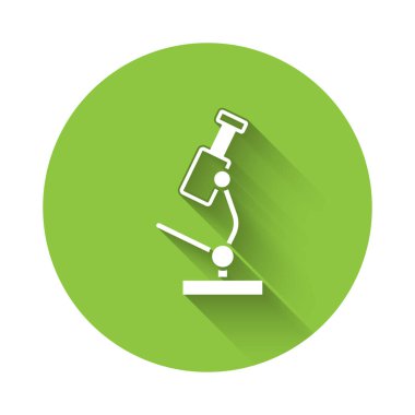 Beyaz mikroskop simgesi uzun gölgeli. Kimya, ilaç aleti, mikrobiyoloji büyütme aracı. Yeşil daire düğmesi. Vektör.