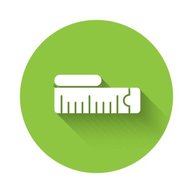 Beyaz bant ölçüm simgesi uzun gölgeyle izole edildi. Ölçüm bandı. Yeşil daire düğmesi. Vektör.