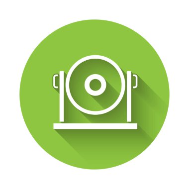 Beyaz Gong müzik perküsyon enstrümanı dairesel metal disk ikonu uzun gölgeli izole. Yeşil daire düğmesi. Vektör.