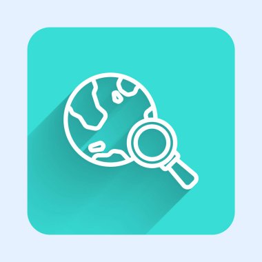 Beyaz çizgi büyüteç, uzun gölgeli izole edilmiş dünya ikonu. Dünyayı analiz ediyorum. Küresel arama işareti. Yeşil kare düğmesi. Vektör.