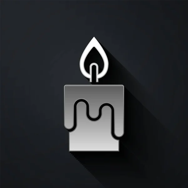 银燃烧的蜡烛图标孤立在黑色的背景 圆柱形蜡烛与燃烧的火焰粘在一起 长影子风格 — 图库矢量图片