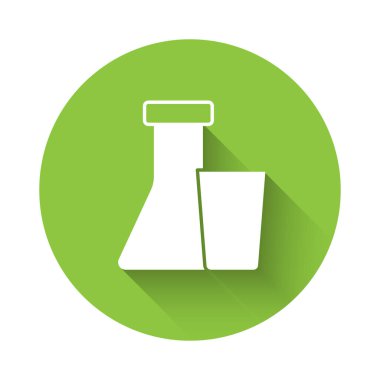 Beyaz test tüpü ve uzun gölgeli kimyasal test ikonu. Laboratuvar cam levhası. Yeşil daire düğmesi. Vektör.