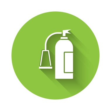 Uzun gölgeli beyaz yangın söndürme ikonu. Yeşil daire düğmesi. Vektör.