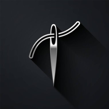 Siyah arka planda izole edilmiş iplik simgesiyle dikmek için gümüş iğne. Terzi sembolü. Tekstil el sanatları tabelasını diker. Nakış aletleri. Uzun gölge tarzı. Vektör.