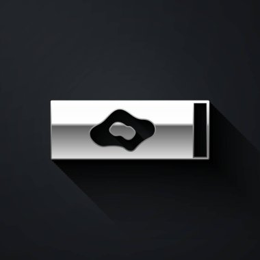 Gümüş kan testi ve virüs molekülü koronavirüs ikonu siyah arka planda izole edildi. Coronavirus, COVID-19. 2019-nCoV. Uzun gölge tarzı. Vektör.