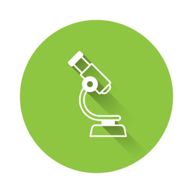 Beyaz mikroskop simgesi uzun gölgeli. Kimya, ilaç aleti, mikrobiyoloji büyütme aracı. Yeşil daire düğmesi. Vektör.