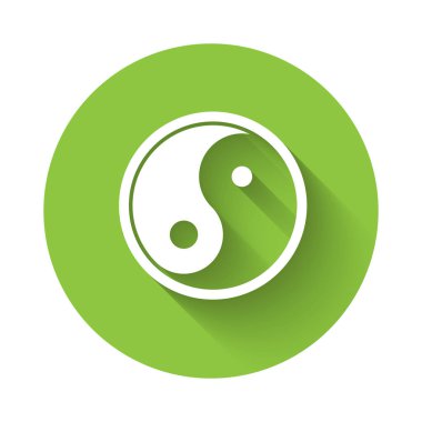 Beyaz Yin Yang uyum ve denge sembolü uzun gölgeli izole edilmiş. Yeşil daire düğmesi. Vektör.