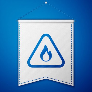 Mavi arkaplanda, üçgen ikonunda mavi yangın alevi var. Yanıcı madde için uyarı işareti. Beyaz flama şablonu. Vektör.