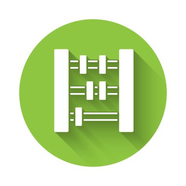 Beyaz Abaküs simgesi uzun gölgeli izole edilmiş. Geleneksel sayım çerçevesi. Eğitim işareti. Matematik okulu. Yeşil daire düğmesi. Vektör.