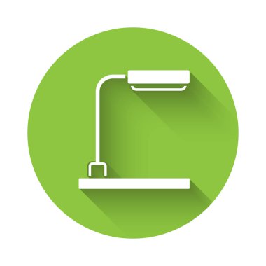 Beyaz masa lambası ikonu uzun gölgeli izole edilmiş. Yeşil daire düğmesi. Vektör.