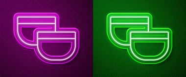 Parlayan neon hattı geleneksel Çin çay seremonisi ikonu mor ve yeşil arka planda izole edildi. Fincanlı çaydanlık. Vektör.
