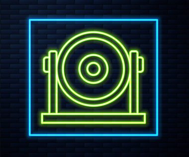 Parlayan neon hattı Gong müzik perküsyon enstrümanı dairesel metal disk ikonu tuğla duvar arka planında izole edildi. Vektör.