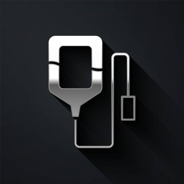 Siyah arkaplanda gümüş serumlu çanta simgesi var. Kan torbası. Kan bağışı konsepti. Tedavi ve terapi kavramı, kemoterapi. Uzun gölge tarzı. Vektör