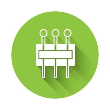 Uzun gölgeli ikon dikmek için beyaz iğne. Terzi sembolü. Tekstil el sanatları tabelasını diker. Nakış aletleri. Yeşil daire düğmesi. Vektör