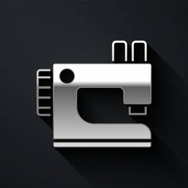 Siyah arkaplanda gümüş dikiş makinesi simgesi var. Uzun gölge tarzı. Vektör