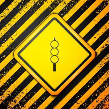 Siyah Köfteler, sarı arka planda izole edilmiş tahta çubuk ikonu üzerinde. Etli şiş. Uyarı işareti. Vektör