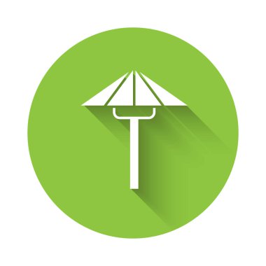 Güneş ikonundan uzak beyaz geleneksel Japon şemsiyesi uzun gölgeli. Yeşil daire düğmesi. Vektör