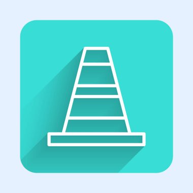 Beyaz çizgi trafik konisi simgesi uzun gölgeli izole edildi. Yeşil kare düğmesi. Vektör