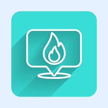 Ateş alev ikonlu beyaz çizgi harita işaretçisi uzun gölgeli izole edilmiş. Yakında yangın var. Yeşil kare düğmesi. Vektör