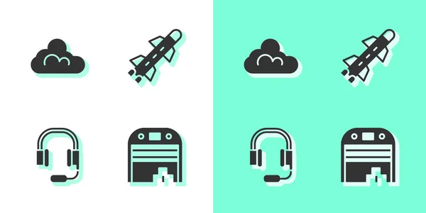 Set Flugzeughangar, Wolkenwetter, Kopfhörer mit Mikrofon und Raketensymbol. Vektor — Stockvektor