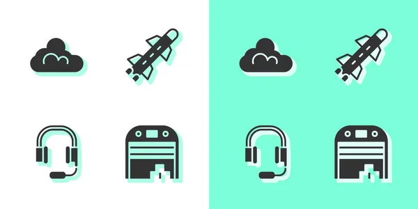 Set hangar de aviones, tiempo en la nube, auriculares con micrófono e icono de cohete. Vector — Archivo Imágenes Vectoriales